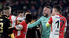 Roztr�ka v utkání Slavie s Ostravou. Druhý zprava branká� Dominik Holec.