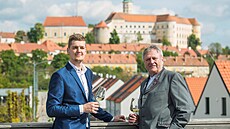 Enolog Ond�ej Tichý a vina� Miroslav Vola�ík.