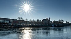Zamrzlá �eka Labe v centru Hradce Králové (19. února 2025)