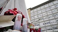 Ped nemocnici, kde se léí pape, nosí lidé svíky a vzkazy s páním...