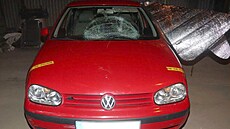 Nabourané auto, kterým jeden z kumpán� p�isti�ené zlod�jky nají�d�l na dva...