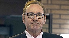 Kevin Spacey odchází od soudu v Londýn, který ho v den jeho 64. narozenin...