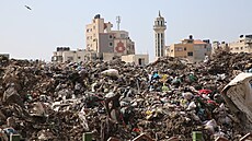 Obyvatelé Pásma Gazy se potýkají se stovkami tisíc tun odpadk�. (17. února 2025)