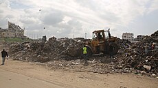 Obyvatelé Pásma Gazy se potýkají se stovkami tisíc tun odpadk. (17. února 2025)