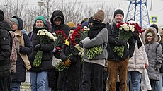 U hrobu ruského opozi�ního p�edáka Alexeje Navalného se v Moskv� se�ly stovky...