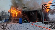 Pardubi�tí hasi�i v pond�lí vyjí�d�li k po�áru chatky v obci Dolní Libchavy....