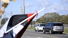 U v�znice nedaleko Orlanda, odkud Leonarda Peltiera propustili, se shromá�dila...