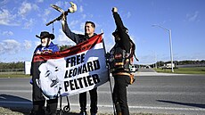 U v�znice nedaleko Orlanda, odkud Leonarda Peltiera propustili, se shromá�dila...