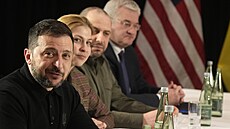 Ukrajinský prezident Volodymyr Zelenskyj a americký viceprezident J. D. Vance...