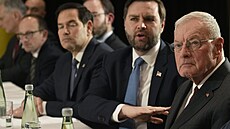 Ukrajinský prezident Volodymyr Zelenskyj a americký viceprezident J. D. Vance...