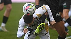 Hradecký kídelník Václav Pila jde obtav hlavou po balonu v utkání s...