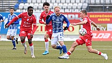 Olomoucký Jáchym �íp (druhý zprava) se sna�í dostat k balonu v obklí�ení...