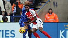 Zálo�ník Arsenalu Thomas Partey se sna�í dostat k balonu v utkání s Leicesterem.