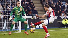 Leandro Trossard z Arsenalu st�ílí na branku Leicesteru.