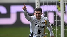 Hradecký kídelník Václav Pila slaví gól do sít Bohemians.