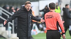 Rozzlobený hradecký kou David Horej diskutuje s árovým rozhodím bhem...