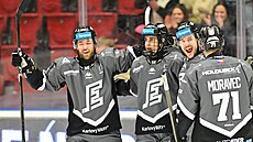 Hokejisté Karlových Var� slaví gól v zápase s Libercem.