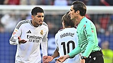 Zálo�ník Realu Madrid Jude Bellingham v diskusi s hlavním rozhod�ím poté, co...