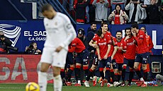 Fotbalisté Osasuny slaví vyrovnávací gól v utkání s Realem Madrid.
