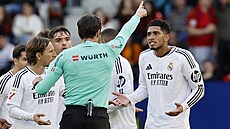 Rozhod�í vylu�uje Juda Bellinghama (vpravo) z Realu Madrid v utkání s Osasunou.