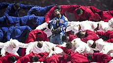 Kendrick Lamar b�hem svého polo�asového vystoupení na Super Bowlu v New Orleans