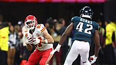 Travis Kelce (87) z Kansas City Chiefs zachytává mí� v souboji s Philadelphia...