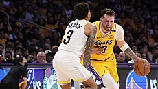 Luka Doni (vpravo) z Los Angeles Lakers se tlaí ke koi Utah Jazz kolem...