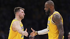 Luka Doni (vlevo) a LeBron James v dresech Los Angeles Lakers