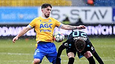 Teplický fotbalista Richard Sedlá�ek (vlevo) v zápase s Plzní