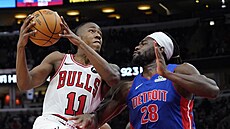 Ayo Dosunmu (11) z Chicago Bulls úto�í na ko� Detroit Pistons, hlídá ho Isaiah...