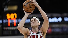 Zach Collins z Chicago Bulls p�i trestném hodu