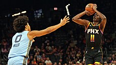 Bol Bol (11) z Phoenix Suns st�ílí na ko� Memphis Grizzlies, brání ho Jaylen...