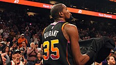 Kevin Durant sleduje jásající fanou�ky Phoenix Suns, práv� nast�ílel 30 000...