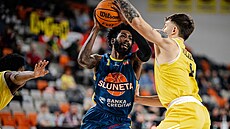 Kris Martin z ústí nad Labem úto�í v zápase s Interem Bratislava.