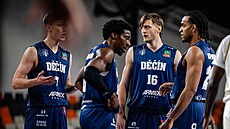 D��ín�tí basketbalisté Tadeá� Slowiak, Jordan Ogundiran, Jan �t�rba a Jaden...