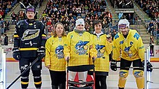 Proti Sokolovu nastoupil Chomutov v charitativních dresech.