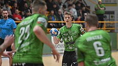 Zuberský házenká� Du�an Palát sleduje pohyb spoluhrá��.