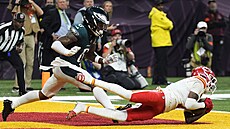 Xavier Worthy (v bílém) z Kansas City Chiefs si doel pro touchdown proti...