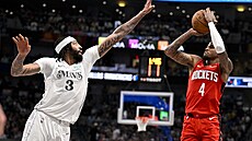 Anthony Davis (3) z Dallasu se snaí blokovat v zápase s Houstonem, stílí...