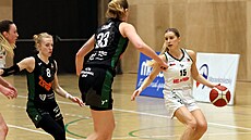 Nikola Kováiková (u míe) z SB Ostrava v zápase se abinami Brno.