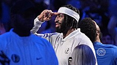 Anthony Davis si uívá uvítání fanouky Dallas Mavericks.