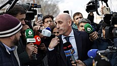 Luís Rubiales mí�í k soudu, �elí zájmu noviná��.
