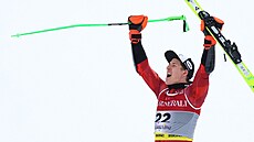 Raku�an Raphael Haaser slaví sv�tový titul z ob�ího slalomu.