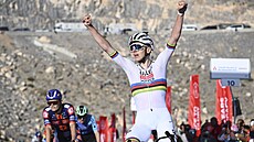 Tadej Pogaar jako vítz tetí etapy Kolem SAE