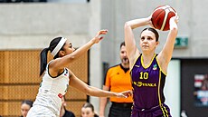 Jitka Pila�ová rozehrává akci Slovanky, brání ji Oliana Squiresová z SB�...