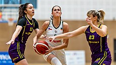 Kate�ina Ká�ová (v bílém) z Ostravy se tla�í ke ko�i Slovanky, brání ji Vendula...