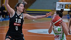 Elika Hálová (vlevo) z Hradce Králové brání v zápase s KP TANY Brno, u míe...