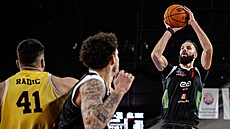 Vojt�ch Hruban z Nymburka st�ílí na ko� Inter Bratislava.