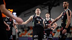 Nymbur�tí basketbalisté podporují J. T. Shumateho (32) p�i trestném hodu.