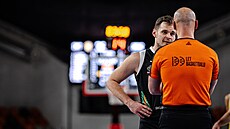 Nymburský k�ídelník Jaromír Boha�ík naslouchá rozhod�ímu.